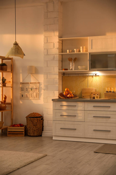 Современный интерьер кухни со стильной белой мебелью - Фото, изображение