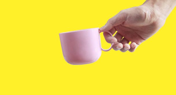 Рука тримає пластикову чашку, як заливка
 - Фото, зображення