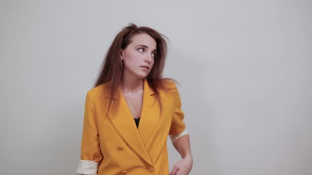Δυστυχισμένη νεαρή γυναίκα που δείχνει δυσαρέσκεια, κρατώντας το χέρι στο κεφάλι loke gun - Πλάνα, βίντεο