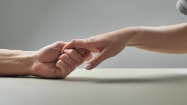 Ένας άντρας κρατάει ένα γυναικείο χέρι, αλλά αυτή ξεγλιστράει 4k. - Πλάνα, βίντεο