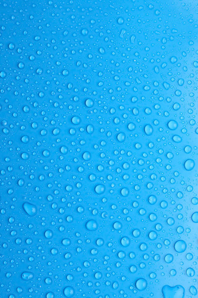 Σταγόνες νερού σε γαλάζιο φόντο, πάνω όψη - Φωτογραφία, εικόνα