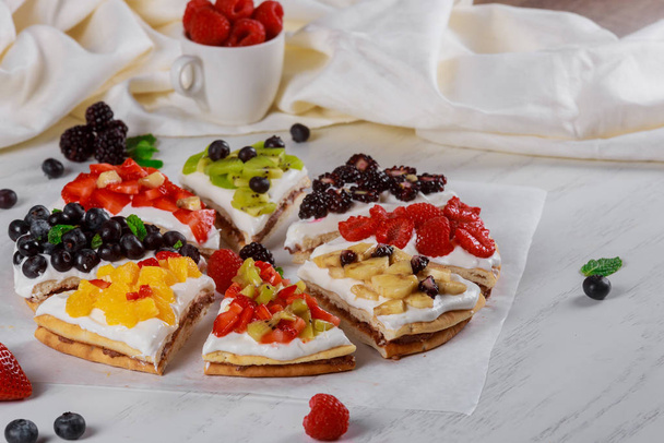 Erdbeer-Sahne-Biskuitkuchen auf hausgemachtem Sommer-Dessert auf Holztisch - Foto, Bild