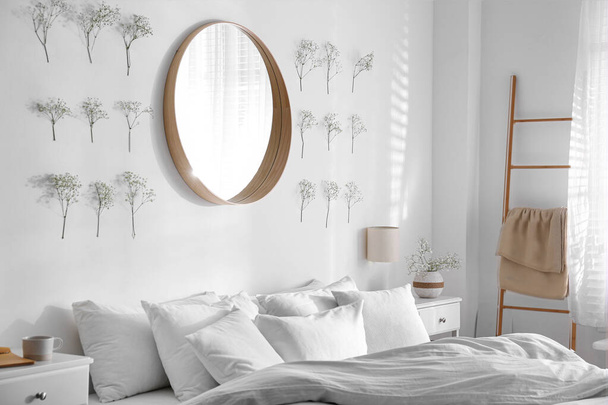 Modern bedroom interior with stylish round mirror - Foto, Imagen