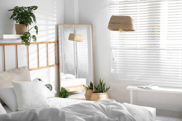 Modern bedroom interior with stylish large mirror - Foto, imagen