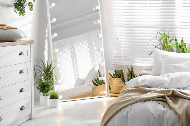 Stylish mirror with light bulbs in modern bedroom. Interior design - Foto, Bild
