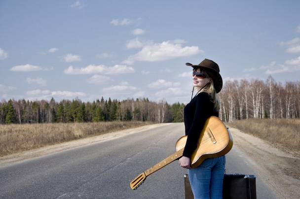 ギター少女が道路上になります。 - 写真・画像