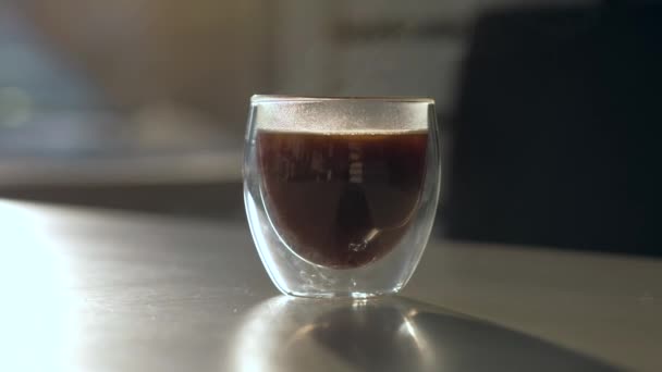 Silhouette of coffee cup with steam rising. - Záběry, video