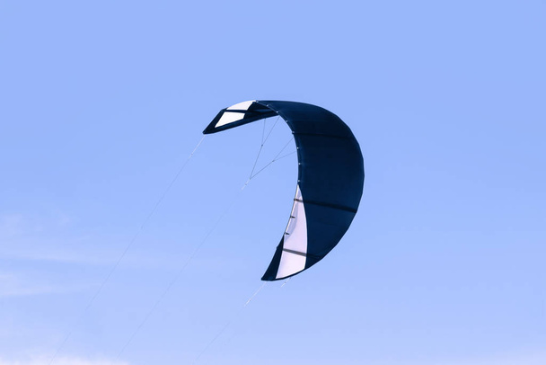 Kite kiteboarding azul escuro contra o céu azul
 - Foto, Imagem