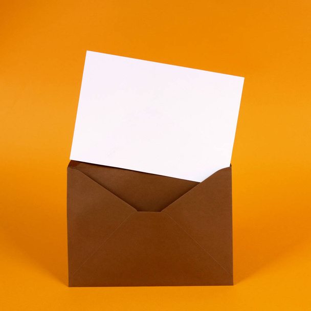 brauner Umschlag mit leerer Nachrichtenkarte - Foto, Bild