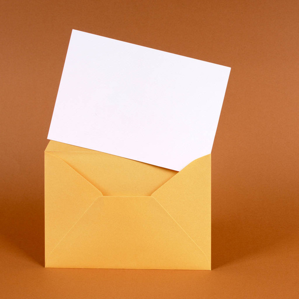 envelope de ouro com cartão de mensagem em branco
 - Foto, Imagem