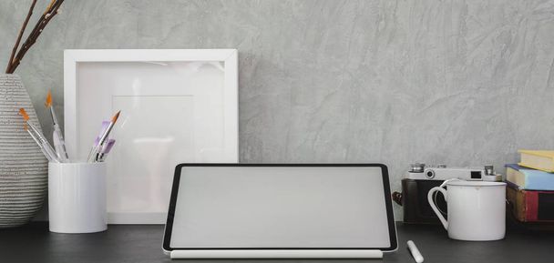 Boş ekran dijital tablet ve ofis malzemeleriyle modern ofis odasının kırpılmış görüntüsü.  - Fotoğraf, Görsel