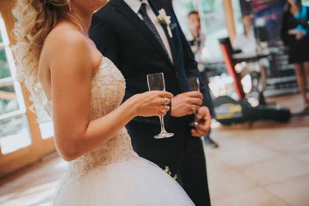 první přípitek nevěsty a ženicha se sklenicí šampaňského. - Fotografie, Obrázek