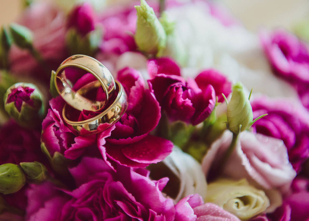 Belos dois anéis de casamento dourados. Feito de companheiro de alta qualidade
 - Foto, Imagem