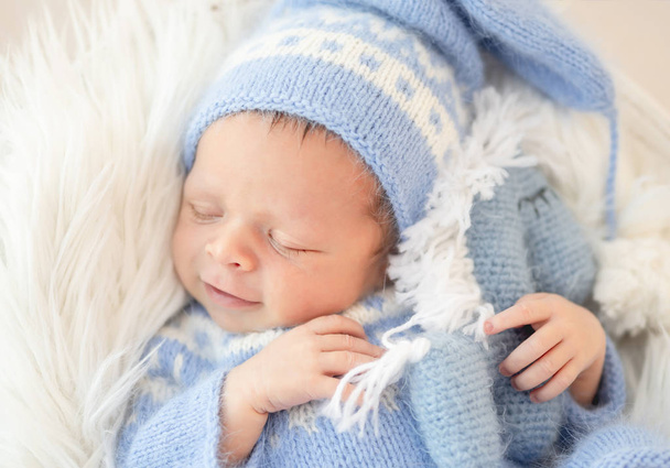 Usmívající se ospalý novorozenec - Fotografie, Obrázek