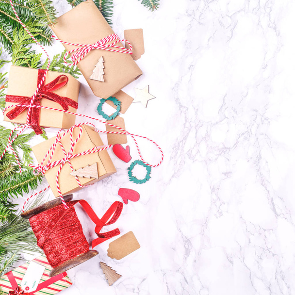Χριστουγεννιάτικα δώρα και κορδέλες σε λευκό μάρμαρο φόντο - Φωτογραφία, εικόνα