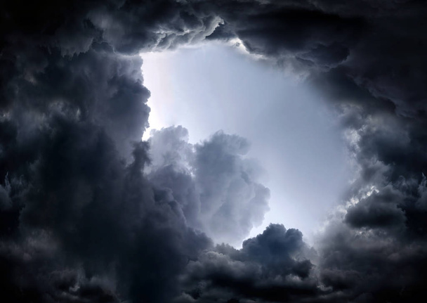 劇的な雲の穴 - 写真・画像