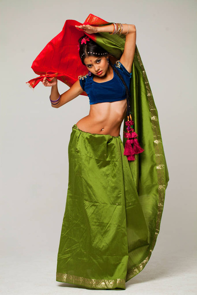 Young pretty woman in indian green dress - Foto, Bild