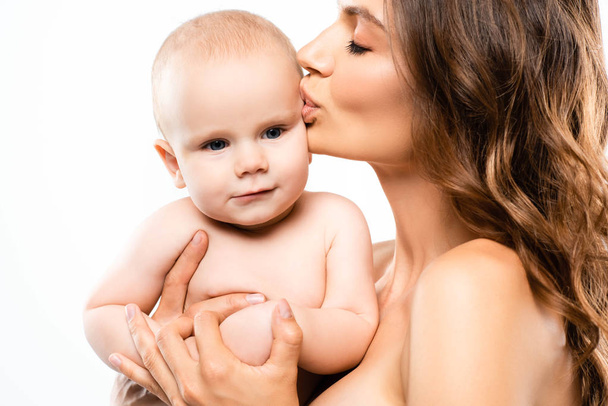 portret nagiej matki całującej urocze dziecko, odizolowane na białym - Zdjęcie, obraz