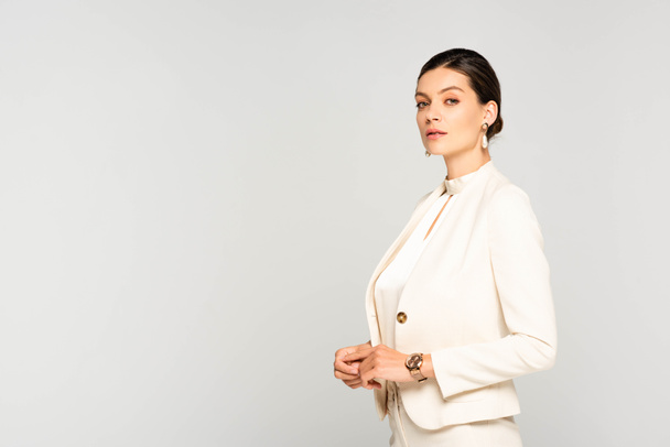 confiante femme d'affaires élégante en costume blanc, isolée sur gris
 - Photo, image