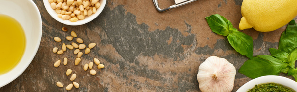vista superior de ingredientes de molho pesto e ralador na superfície de pedra, tiro panorâmico
 - Foto, Imagem