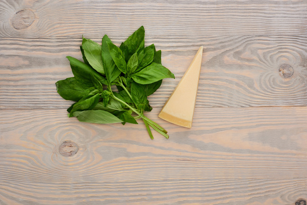 Draufsicht auf die Rohstoffe der Pesto-Sauce auf dem Holztisch - Foto, Bild