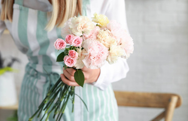 Девушка флористка с красивым букетом в магазине, крупным планом
 - Фото, изображение