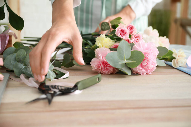 Vrouwelijke bloemist maken mooi boeket in de winkel, close-up - Foto, afbeelding