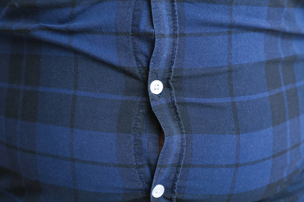 Homem com excesso de peso em roupas apertadas, close-up. Conceito de perda de peso
 - Foto, Imagem