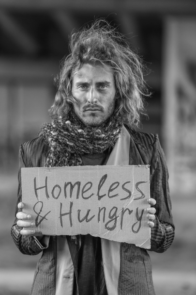 Zwart-wit portret van arme dakloze buiten - Foto, afbeelding