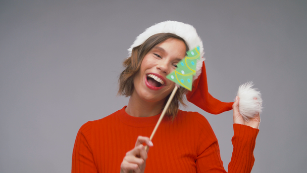 Frau mit Weihnachtsmann-Helfermütze hat Spaß an Weihnachten - Filmmaterial, Video