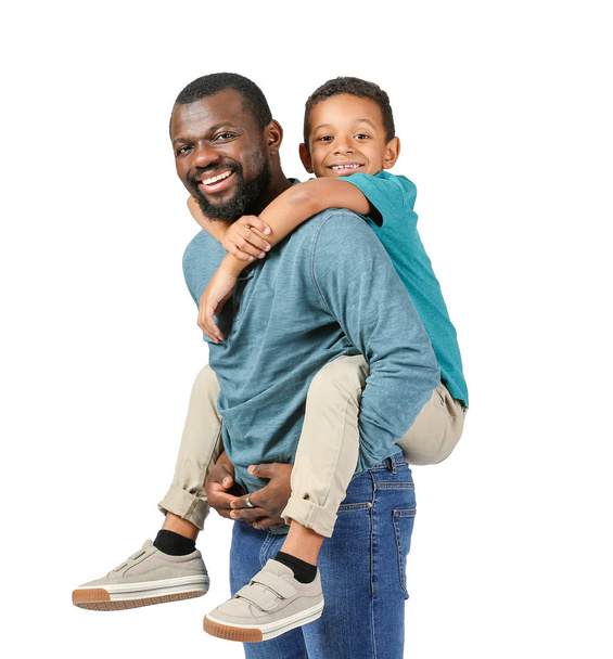 Портрет афро-американського чоловіка зі своїм маленьким сином на світлому фоні - Фото, зображення