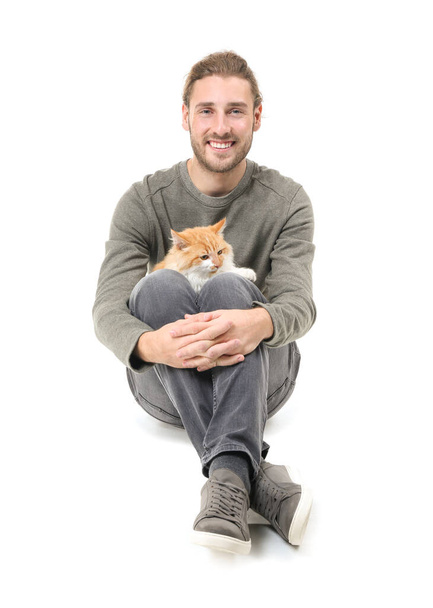 Man with cute cat on white background - Fotoğraf, Görsel
