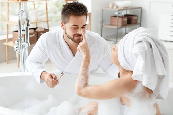 Утро счастливой молодой пары в ванной
 - Фото, изображение