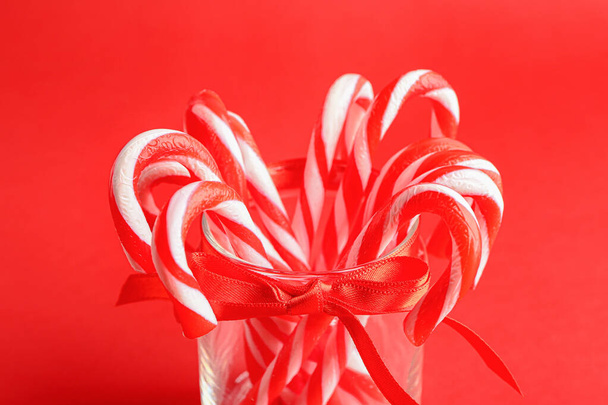 Üveg karácsonyi cukornád színes háttér, closeup - Fotó, kép
