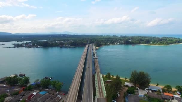 Hava görüntüsü Sarasin köprüsü Phang Nga vilayetini Phuket adasına bağlıyor. - Video, Çekim