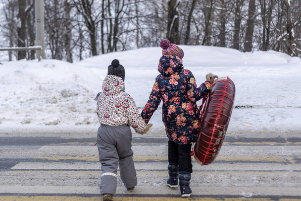girls at a pedestrian crossing - Foto, imagen