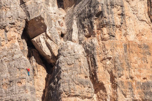 Ορειβάτες σε δράση πάνω από κάθετο βράχο στην περιοχή Cinque Torri στους Δολομίτες - Φωτογραφία, εικόνα