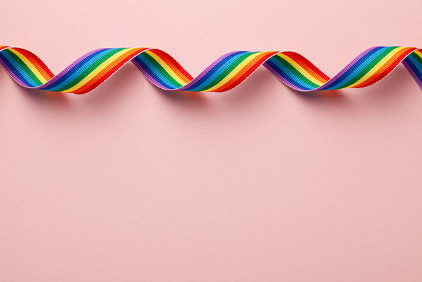 Nastro dell'orgoglio del nastro dell'arcobaleno LGBT. Sfondo rosa. Copia spazio per testo. - Foto, immagini