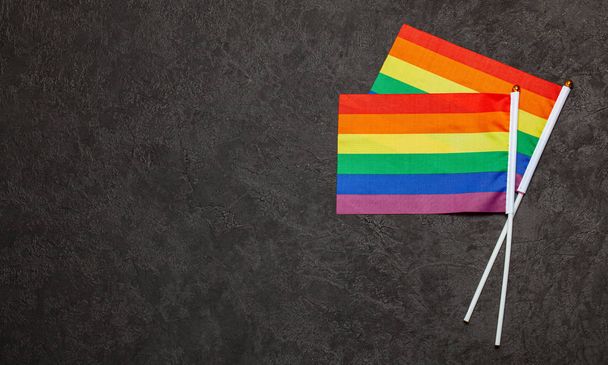 Bandera Arcoiris Orgullo LGBT. Fondo negro
 - Foto, Imagen