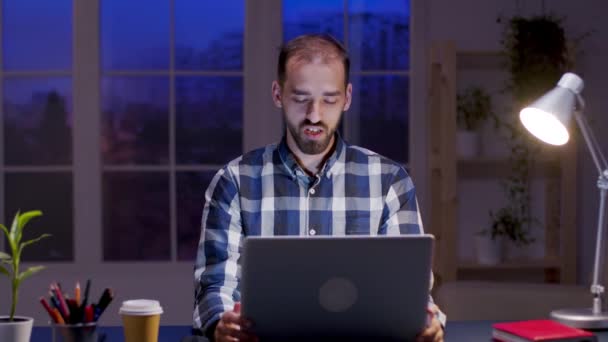 Caucasian entrepreneur talking during a video call on his laptop - Кадри, відео
