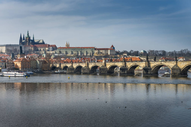 De Karelsbrug in Praag op zomerdag. - Foto, afbeelding