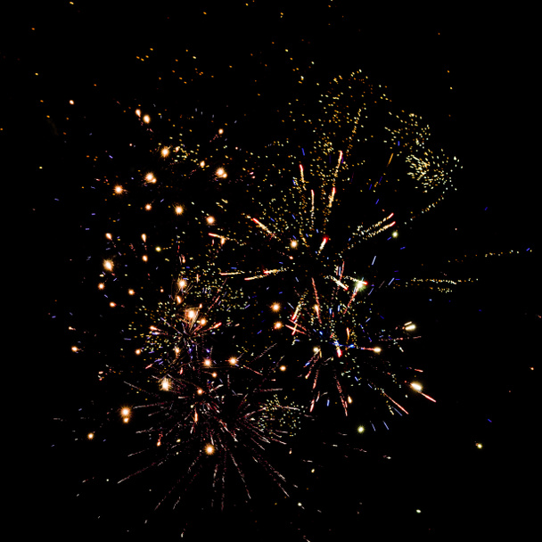 χρυσά παραδοσιακά πυροτεχνήματα στο νυχτερινό ουρανό, απομονωμένα σε μαύρο - Φωτογραφία, εικόνα