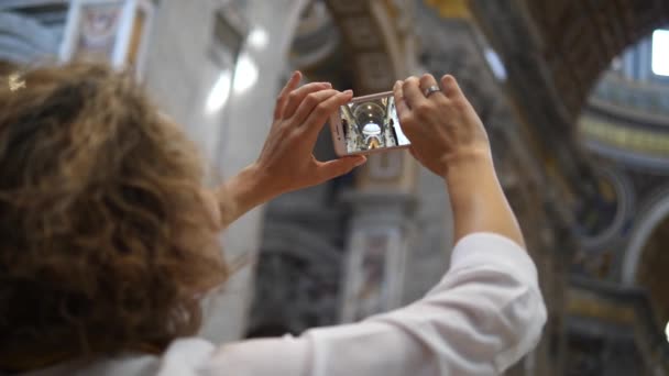 Traveler Woman Photographing Interior Inside Church With Smartphone. Tourist Attraction. - Séquence, vidéo