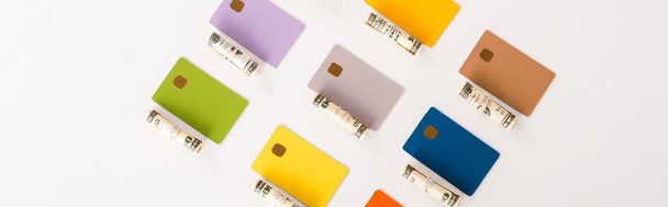 панорамний знімок шаблонів кредитних карток біля готівкових рулонів ізольовано на білому
  - Фото, зображення