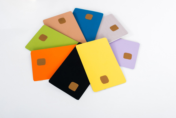 modelli di carta di credito multicolore isolati su bianco
  - Foto, immagini