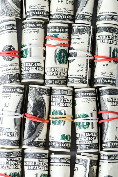 vista superior de rolos de dinheiro com faixas de borracha coloridas
  - Foto, Imagem