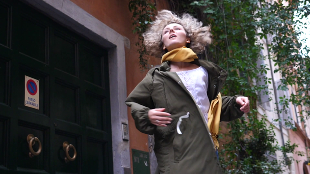 Girl Running On The Rainy Street In Old Europe City (em inglês). Movimento lento
. - Filmagem, Vídeo