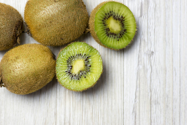 Fruta kiwi madura ideal para o café da manhã e ter um equilibrado e curar
 - Foto, Imagem