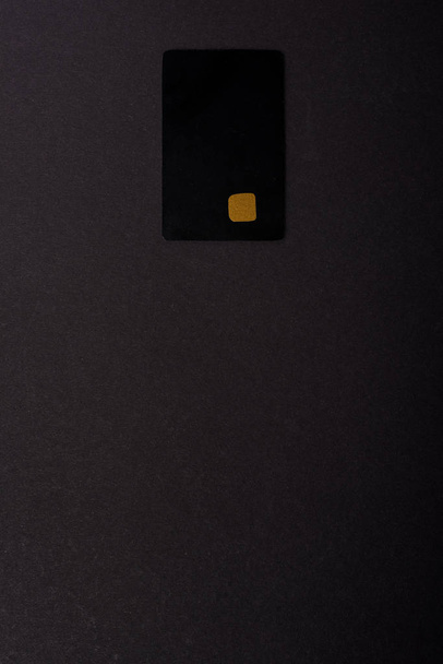 πάνω όψη του προτύπου πιστωτικής κάρτας που απομονώνεται σε μαύρο χρώμα  - Φωτογραφία, εικόνα