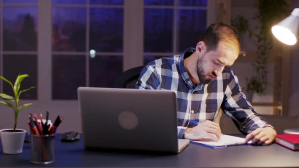 Бородатий підприємець читає та підписує документи
 - Кадри, відео